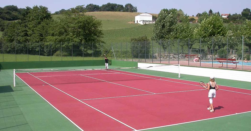 Alegera Camping à Espelette au Pays Basque, terrain de tennis