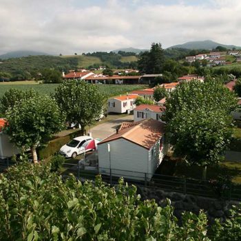 Camping Alegera au Pays basque à Souraïde Espelette propose la location de mobil-home pour vacances ou curistes de cambo les bains